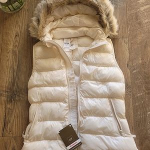 GAP Primaloft Luxe Women Fur Trim Hood Puffer Vest Off-white Size S NWT